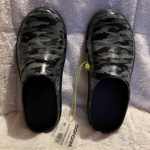 OOFOS Limited Edition Black and Gray Camo Clogs.  New in Box